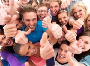 Group of successful students giving the thumbs up 5 tipos de personas positivas que te encuentras en Twitter</p><br />
<p>